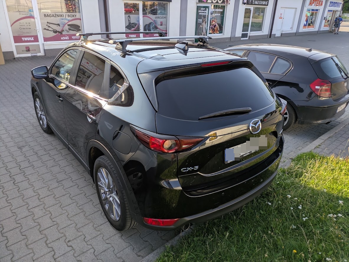 Mazda CX-5 z zamontowanymi belkami dachowymi ? widok lewego tylnego narożnika
